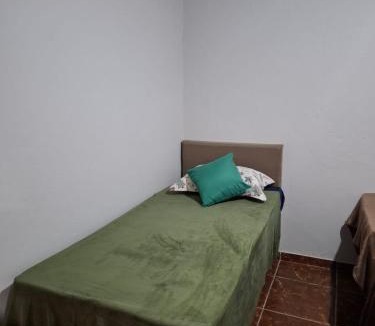 Nacional 1a Secao House | Quarto Privativo Premium 01