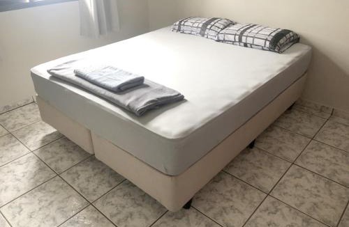 Sao Bento House | Quarto Queen com Ar, Bairro Nobre, Copa, mais Banheiro