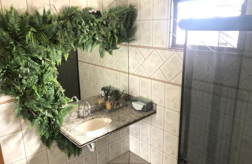 Sao Bento House | Quarto Queen com Ar, Bairro Nobre, Copa, mais Banheiro
