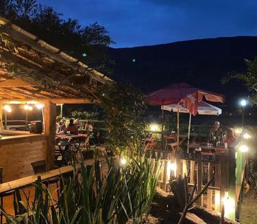 Lapinha da Serra House | Quintal da prainha Bar - pousada simples-beira da lagoa