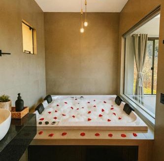 Aguas Mornas Ski Chalet | Recanto do Tabuleiro chalé com hidro, lareira, churrasqueira e cozinha perto de floripa