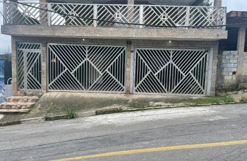 Itapevi House | Refúgio aconchegante com garagem, ônibus e trem