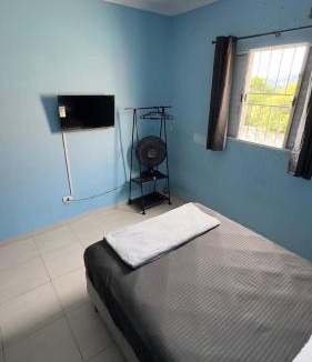 Itapevi House | Refúgio aconchegante com garagem, ônibus e trem