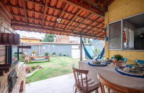 Setiba House | Refúgio Guarapari: Ar/Wi-fi/Pet friendly/gar/churrasqueira fogão a lenha