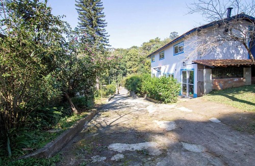 Santana de Parnaiba House | Refúgio Pet-Friendly c/Lareira, garagem e Wi-fi