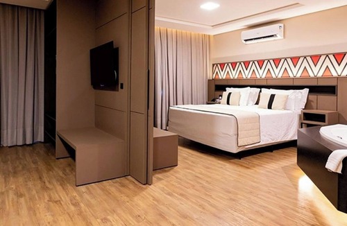 Foz do Iguacu Hotel | Refined Master Stay | Free Breakfast, Pool Bar & 5 mi to Three Borders