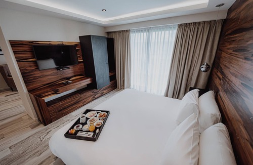 Rio Cuarto Hotel | Relax & Recharge in a Charming Balcony Room Near Green Spaces | Free Breakfast