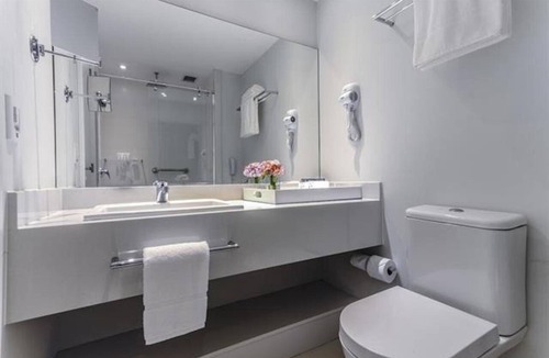 Recreio dos Bandeirantes Hotel | Relaxing Accommodations for Couple Getaway | 0.9 Mi from Parque do Marapendi