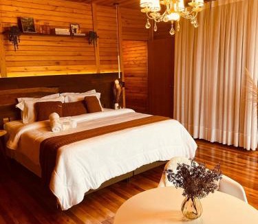 Rancho Queimado Ski Chalet | Romantic Getaway with Jacuzzi and Breakfast in Rancho Queimado