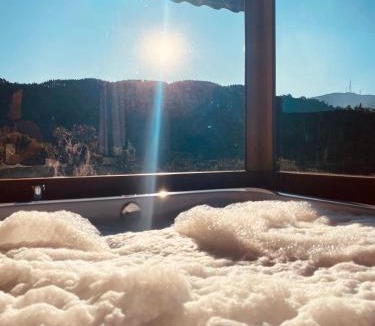 Rancho Queimado Ski Chalet | Romantic Getaway with Jacuzzi and Breakfast in Rancho Queimado