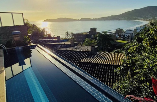 Centro House | SANTORINI HOUSE - HEATED POOL - 4BEDROOM - 140MT FROM BOMBINHAS BEACH,
