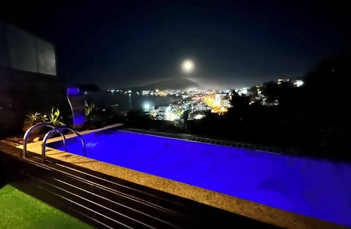 Centro House | SANTORINI HOUSE - HEATED POOL - 4BEDROOM - 140MT FROM BOMBINHAS BEACH,