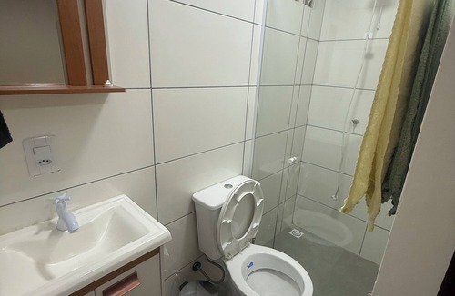 Ingleses do Rio Vermelho Hotel | Single room with bunk bed and shared bathroom.