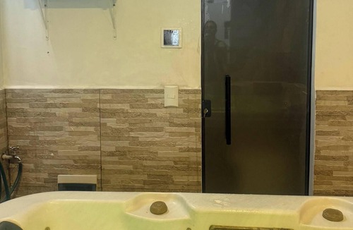 Ingleses do Rio Vermelho Hotel | Single room with bunk bed and shared bathroom.