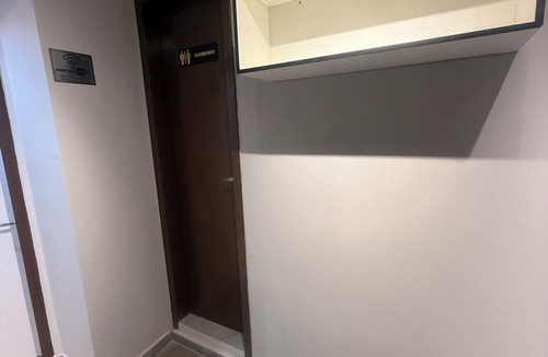 Ingleses do Rio Vermelho Hotel | Single room with bunk bed and shared bathroom.