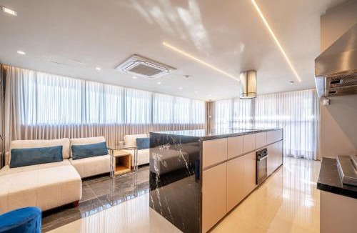 Rio Branco House | Skyline Parque Moinhos by LikeHome