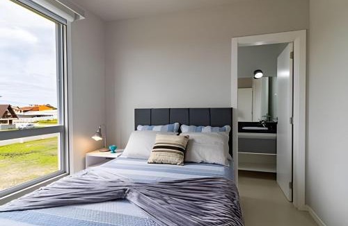 Palhoca House | Sobrado 3 com duas suítes, sacada e vista para o mar