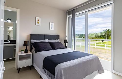 Palhoca House | Sobrado 3 com duas suítes, sacada e vista para o mar