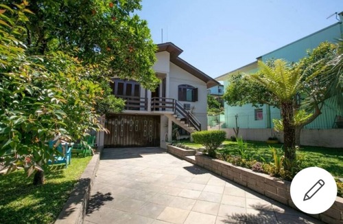 Pomarosa House | Spacious and cozy top floor house in a great location.
