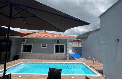 Palhoca House | Spacious house with pool near the beach – Praia de Fora
