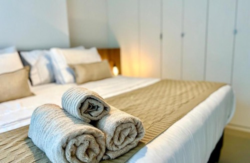 Inga Apartment | Studio completo - Cama king - Varanda - Ótima localização