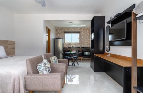 Itaipuacu Apartment | Studio completo com ar, garagem e varanda espaçosa em Itaipuaçu - Ideal para 3 pessoas