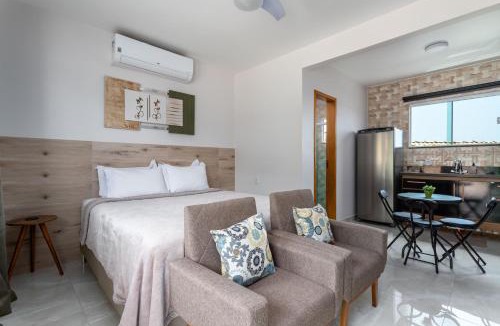 Itaipuacu Apartment | Studio completo com ar, garagem e varanda espaçosa em Itaipuaçu - Ideal para 3 pessoas