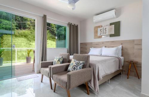 Itaipuacu Apartment | Studio completo com ar, garagem e varanda espaçosa em Itaipuaçu - Ideal para 3 pessoas