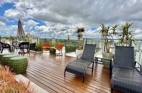 Matriz Apartment | Studio moderno no centro de Curitiba — piscina no rooftop e vista panorâmica