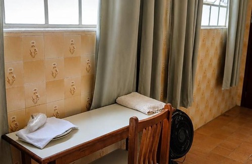 Valenca House | Studio para até 4 Hóspedes com Banheiro e Entrada Independente, Cozinha Compacta e Estacionamento Grátis