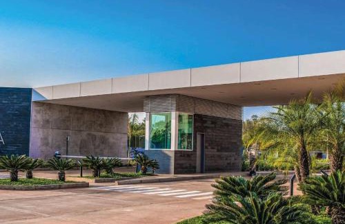 Mariano Roque Alonso House | Stylish studio with gym, padel court and pool