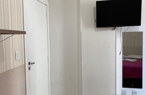 Andorinha House | Suíte 1 com cama de casal,em apartamento compartilhado ar condicionado, tv, e Wi-fi -frigobar