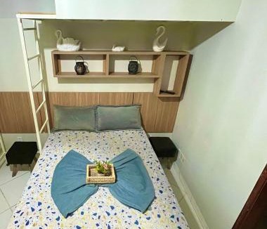 Sao Cristovao Apartment | Suíte 103 com frigobar, TV e banheiro privativo