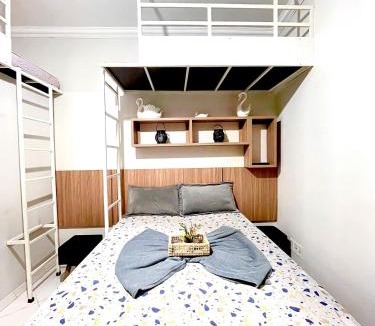 Sao Cristovao Apartment | Suíte 103 com frigobar, TV e banheiro privativo