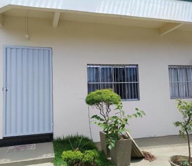 Parque Jacaraipe House | Suíte bem localizada, perto da praia, ar-condicionado e garagem