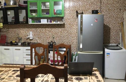 Canudos House | suíte climatizada com sala e cozinha familiar