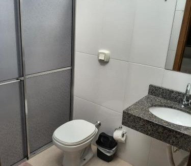 Sinop House | Suíte com ar, frigobar atende até 3 pessoas não a estacionamento
