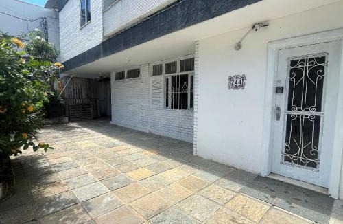Barra House | Suíte com varanda privada a 160 mts da Praia do Farol da barra 4