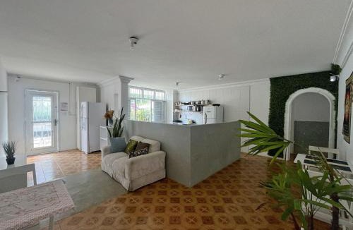 Barra House | Suíte com varanda privada a 160 mts da Praia do Farol da barra 4