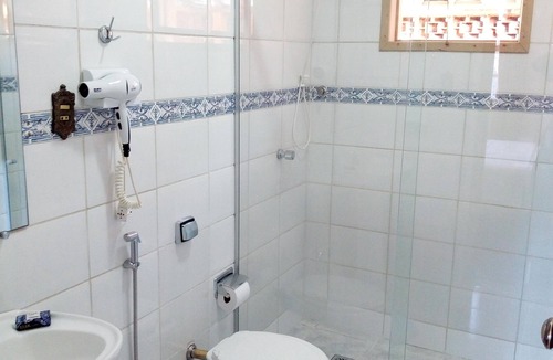 Ouro Preto Apartment | Suíte com Vista Para a Montanha