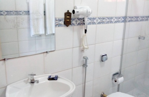 Ouro Preto Apartment | Suíte com Vista Para a Montanha