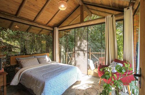 Antonio Carlos Cabin | Suíte de Vidro com Cachoeira no Quintal