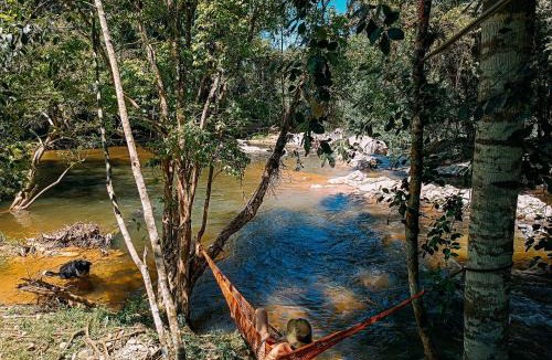 Antonio Carlos Cabin | Suíte de Vidro com Cachoeira no Quintal