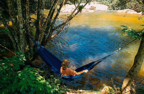 Antonio Carlos Cabin | Suíte de Vidro com Cachoeira no Quintal