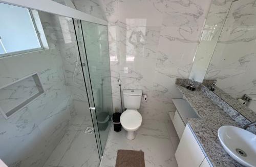 Capoeiras House | Suíte Grande com AR, TV e sacada em Florianópolis