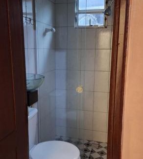 Sacramenta House | Suíte privativa com ar condicionado em residência domiciliar