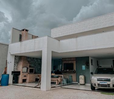 Planalto House | Suítes em casa ampla com área gourmet