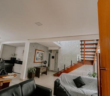 Planalto House | Suítes em casa ampla com área gourmet