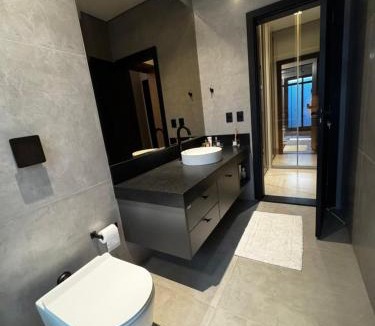 Caranda Bosque Apartment | Suite Alto Luxo com Sauna no Parque dos Poderes 02