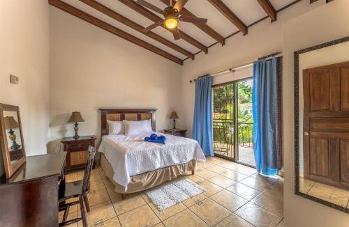 Bejuco House | Sunset Villa, comfortable house steps from the beach